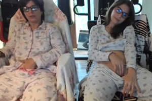 Madre e hija se masturban en pijama para un chico por la webcam