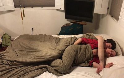 Madre ninfómana no puede evitar follarse a su hijo compartiendo la cama del hotel