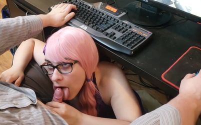 Su hermana le hace una mamada mientras esta jugando en el ordenador